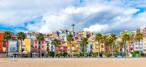 Paisaje de la ciudad de Villajoyosa con casas coloridas, provincia de Alicante, costa blanca en España - foto de stock