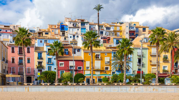 Paisaje de la ciudad de Villajoyosa con casas coloridas, provincia de Alicante, costa blanca en España - foto de stock