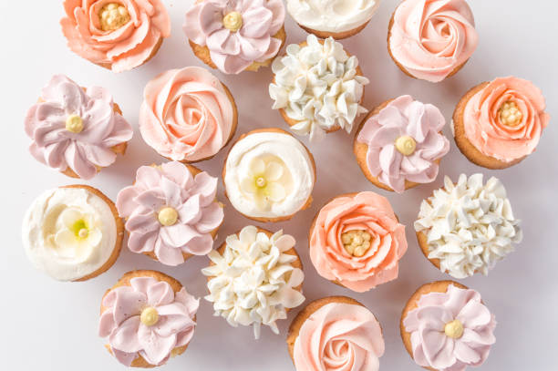 cupcakes decorados com diferentes flores de creme de manteiga - buttercream - fotografias e filmes do acervo