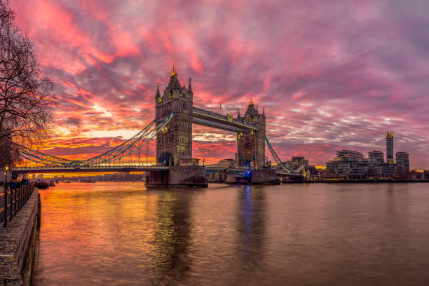 london tower bridge river und thames city wolkenkratzer, beleuchtetes sonnenaufgangspanorama - tower bridge stock-fotos und bilder