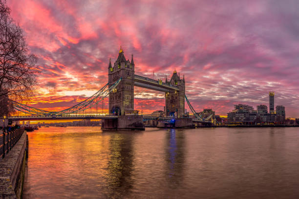 london tower bridge river and thames city skyscrapers,  illuminated sunrise panorama - tower bridge stockfoto's en -beelden