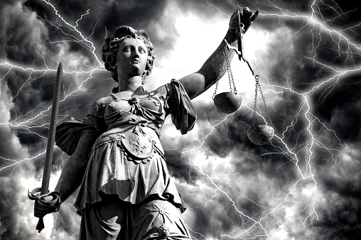 Justitia frente a un cielo dramático con tormentas eléctricas y relámpagos photo