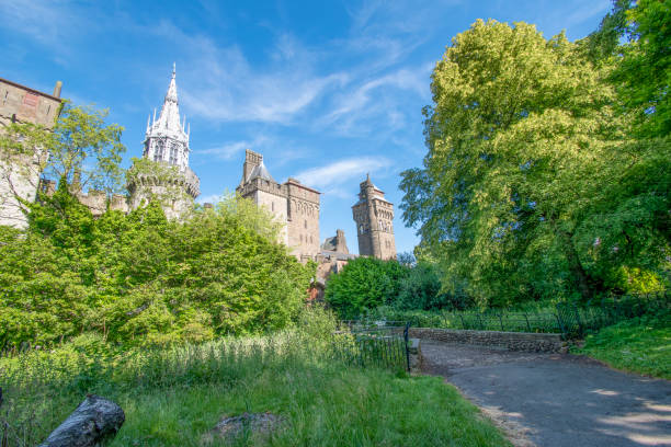 cardiff castle, wales - welsh culture wales welsh flag dragon imagens e fotografias de stock