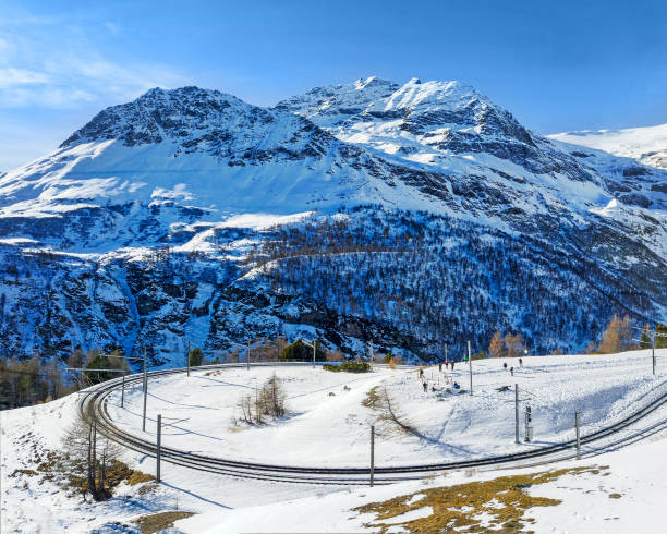 imagem aérea da via ferroviária de rhaetian com a famosa curva apertada de 180° - engadine switzerland palu piz - fotografias e filmes do acervo