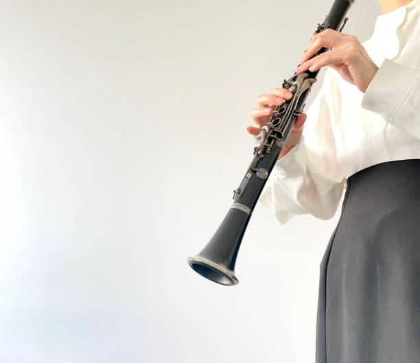 mujer tocando el clarinete - musician clarinet teenager asian ethnicity fotografías e imágenes de stock