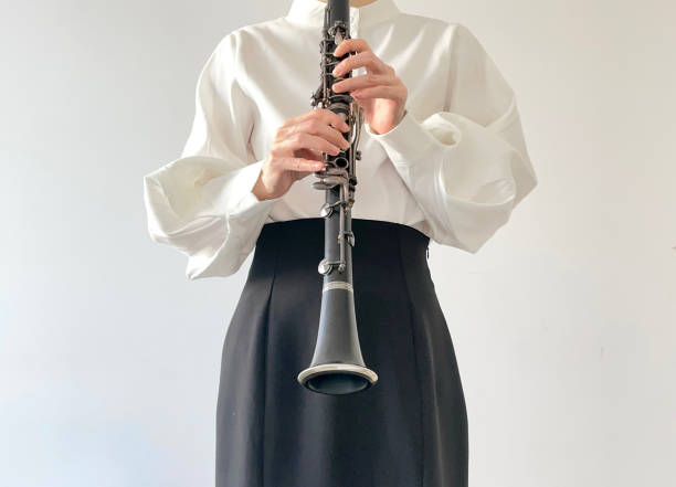 mujer tocando el clarinete - musician clarinet teenager asian ethnicity fotografías e imágenes de stock