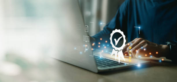 biznesmen pracujący z komputerami serwis zapewnienie jakości, gwarancja, normy, iso. - certificate zdjęcia i obrazy z banku zdjęć
