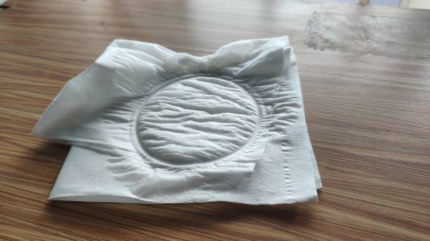 gebrauchtes verschraubtes papiertuch auf holztisch - tissue crumpled toilet paper paper stock-fotos und bilder