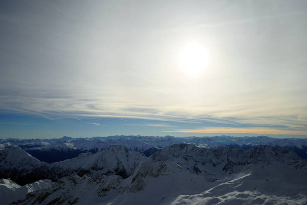 piękny widok na wschód słońca na szczyt zugspitze - alpenglow autumn beauty in nature clear sky zdjęcia i obrazy z banku zdjęć