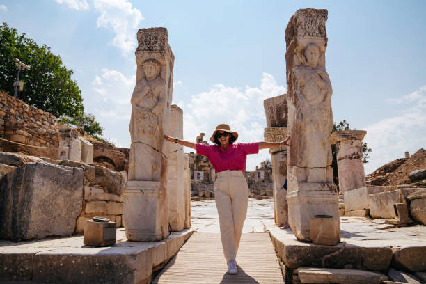 観光の年配の女性は、エフェソスの古代都市を探索するのを楽しみ、 - ancient rome 写真 ストックフォトと画像