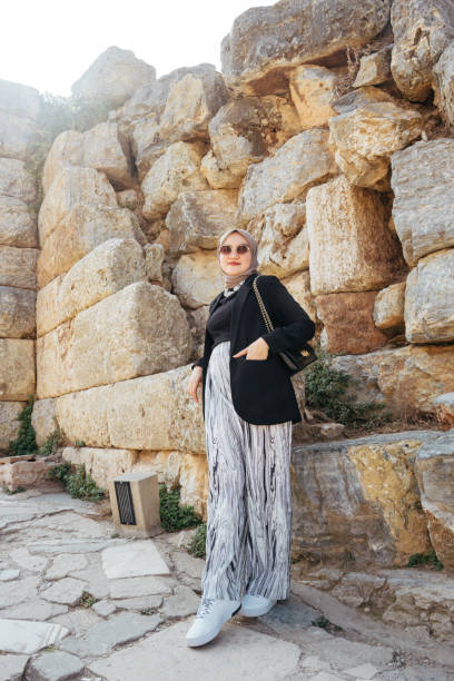turystka lubi zwiedzać starożytne miasto efez, - enjoyment tranquil scene concepts clothing zdjęcia i obrazy z banku zdjęć