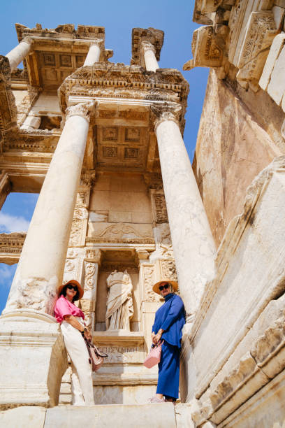 turystyczne starsze kobiety lubią zwiedzać starożytne miasto efez, - enjoyment tranquil scene concepts clothing zdjęcia i obrazy z banku zdjęć