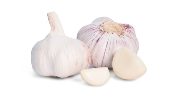 白い背景に有機生ニンニク、ニンニククローブ、クリッピングパス - garlic clove isolated white ストックフォトと画像