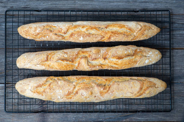 свежеиспеченный французский хлеб, домашние багеты - baguette french culture bun bread стоковые фото и изображения