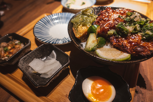 A delicious and full-bodied Japanese-style yakiniku rice set meal or Japanese-style rice bowl set meal.