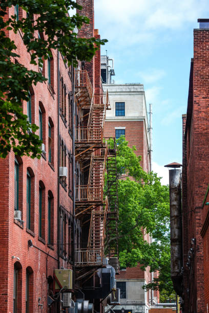 innenstadtgasse - springfield, massachusetts - poverty ugliness residential structure usa stock-fotos und bilder