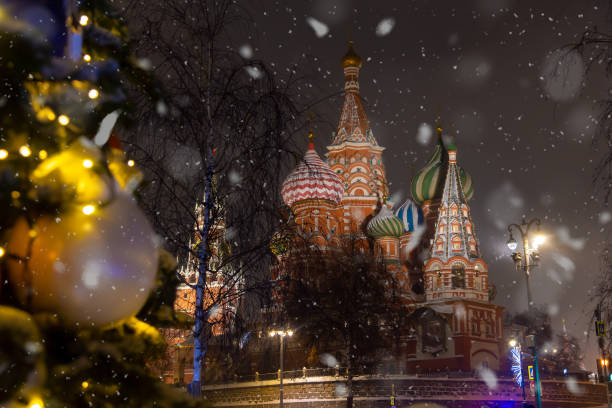 크리스마스의 성 바실리 성당 - snow cupola dome st basils cathedral 뉴스 사진 이미지
