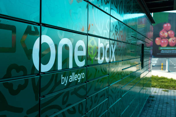 chelm, lubelskie, poland - january 1, 2023: allegro one box parcel locker in the parking lot in front of the shopping center - allegro imagens e fotografias de stock