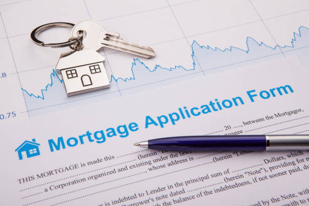pusty formularz wniosku o kredyt hipoteczny z kluczem do domu - application form contract signing form zdjęcia i obrazy z banku zdjęć