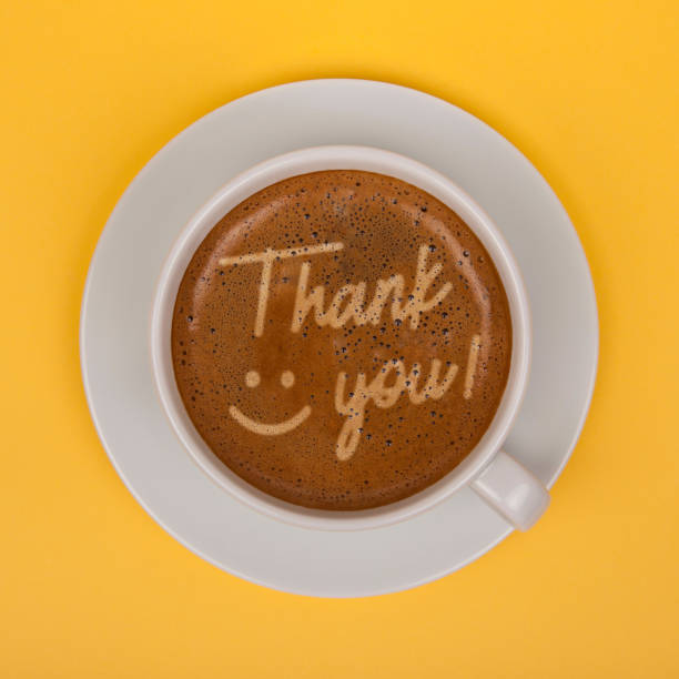 спасибо на чашке кофе - thank you adhesive note note pad smiley face стоковые фото и изображения