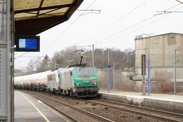 trem de carga com vagões para transporte de gás que se aproxima muito rapidamente da plataforma na estação de trem. - commercial land vehicle man made object land vehicle rail freight - fotografias e filmes do acervo