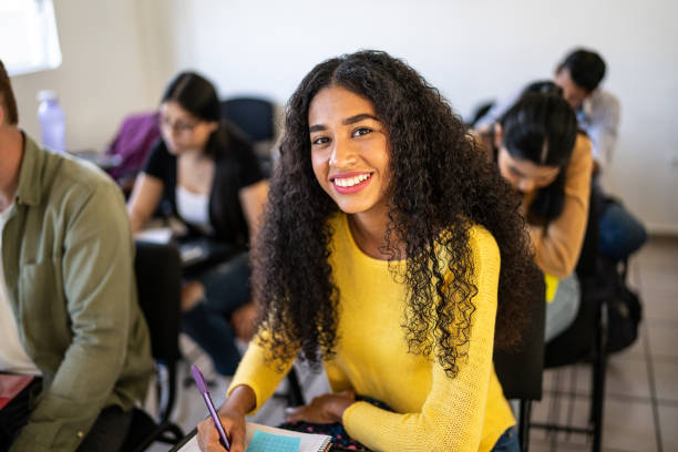 retrato de uma jovem mulher que estuda na sala de aula da universidade - aluna da escola secundária - fotografias e filmes do acervo