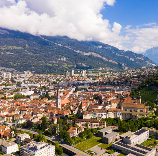 widok z drona szwajcarskiego miasta chur - chur zdjęcia i obrazy z banku zdjęć
