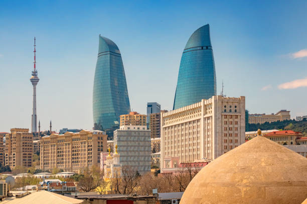 centro de bakú horizonte de azerbaiyán - azerbaiyán fotografías e imágenes de stock