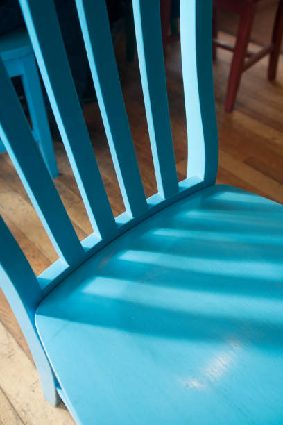 chaise en bois bleu. - ridgeway photos et images de collection