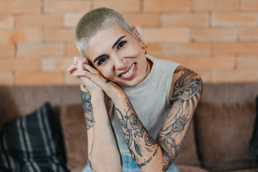 Retrato de una mujer con un tatuaje photo