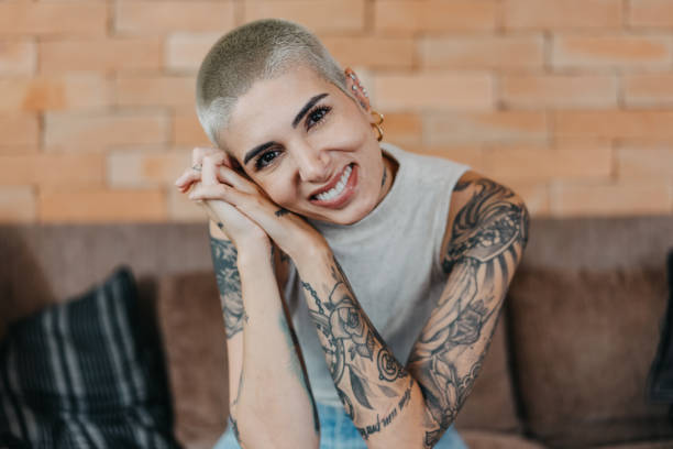 portrait of a woman with a tattoo - kaal geschoren hoofd stockfoto's en -beelden