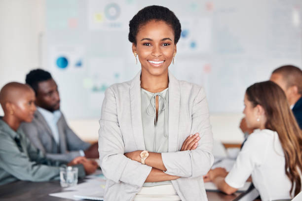 encuentro, equipo y retrato de mujer negra, líder o gerente de pie con orgullo, confianza y felicidad. el equipo de comunicación, planificación de la colaboración y el personal de negocios trabajan en la estrategia de marketing - marketing commercial sign african descent african ethnicity fotografías e imágenes de stock