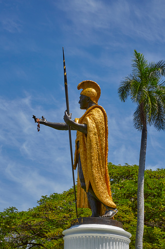 This statue stands outside Aliiolani Hale, home to the Hawaii Supreme Court. The statue is featured in many television overview sequences depicting Oahu.