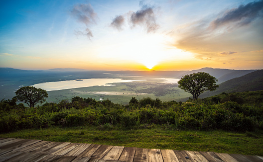 Cráter Ngorongoro en Tanzania al amanecer tomado desde el borde del cráter photo