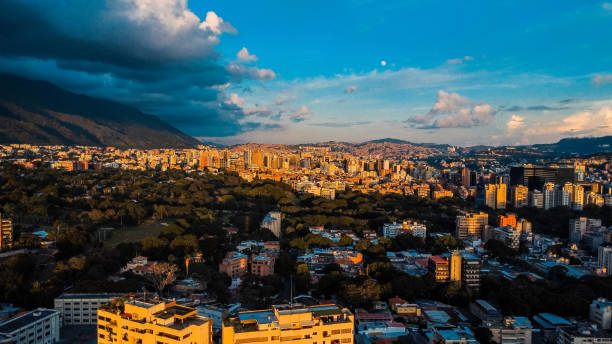 Caracas Valle de Caracas, capital de Venezuela, al atardecer. caracas stock pictures, royalty-free photos & images