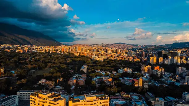 Valle de Caracas, capital de Venezuela, al atardecer.
