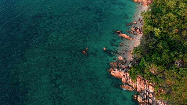 côte de mer de l’île tropicale dans les caraïbes. vue aérienne du rivage rocheux d’une île déserte. vacances dans les pays tropicaux. filmé filmé du drone aux îles tropicales des caraïbes pour les vacances - bizarre landscape sand blowing photos et images de collection