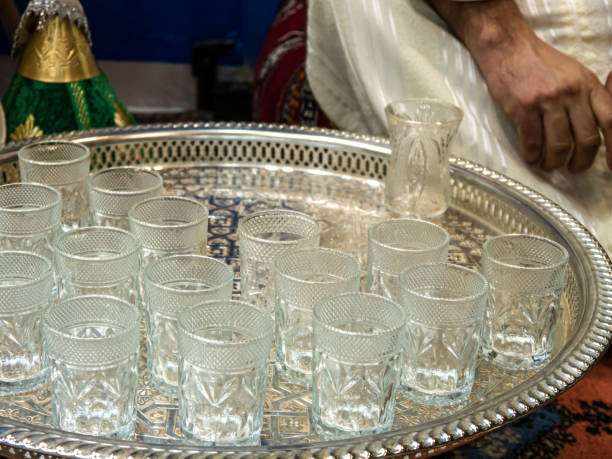 conjunto de copos para a tradicional cerimónia do chá marroquina no stand de marrocos na fitur 2022 - international tourism trade fair - fotografias e filmes do acervo