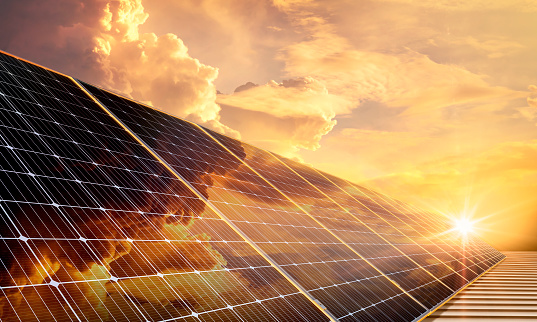 Los paneles solares reflejan la luz brillante y el cielo dorado, la energía limpia y el medio ambiente photo