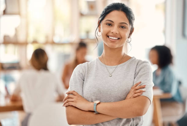 mujer de negocios, diseñadora y retrato de empleado feliz trabajando, brazos cruzados y agencia de marketing, startup y empresa creativa. sonrisa, felicidad y prácticas de jóvenes empleados en una agencia de publicidad - trainee fotografías e imágenes de stock