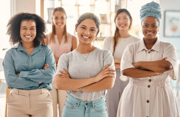 empowerment delle donne, ritratto e diversità degli uomini d'affari, collaborazione e motivazione, coinvolgimento dei dipendenti e solidarietà del lavoro di squadra in ufficio. gruppo femminile felice di personale nell'agenzia di marketing di avvio - figura femminile foto e immagini stock