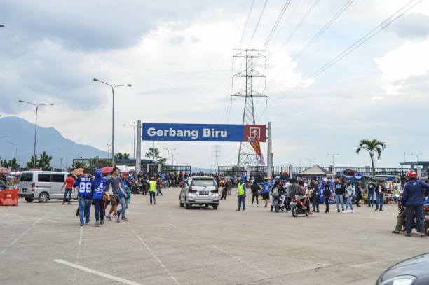 supporters' trip to the stadium to support persib bandung - fifa 24 stockfoto's en -beelden