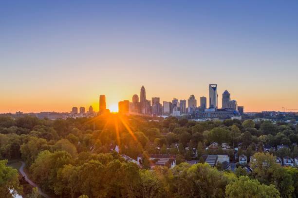 vista lejana de un horizonte durante la puesta de sol en charlotte, carolina del norte, estados unidos - north carolina fotografías e imágenes de stock