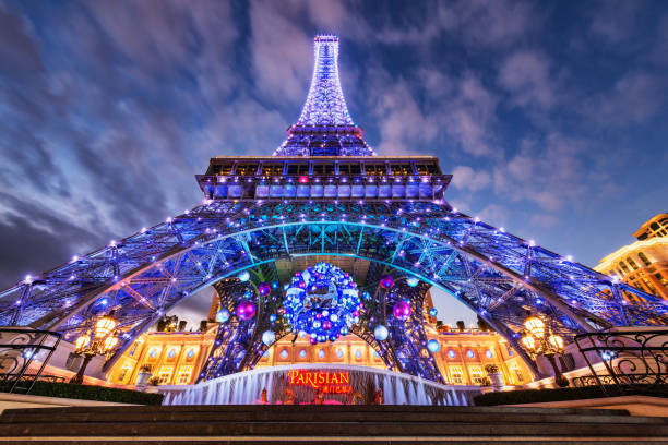 kopie des eifelturms am eingang des pariser casinos bei sonnenuntergang. - siege of paris stock-fotos und bilder