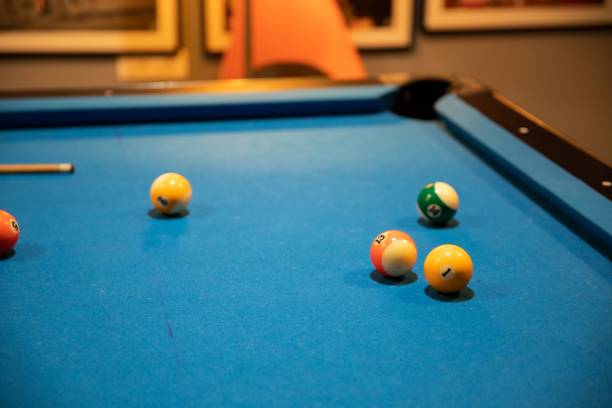 snookerspiel, billardtisch, billardtisch - pool game pool table aiming men stock-fotos und bilder