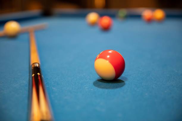 snookerspiel, billardtisch, billardtisch - pool game pool table aiming men stock-fotos und bilder