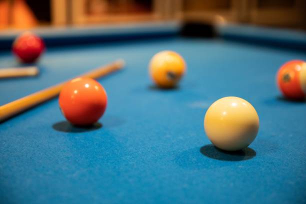 snookerspiel, billardtisch, billardtisch - pool game pool table aiming men stock-fotos und bilder