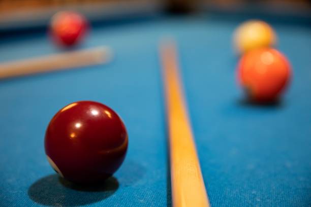 snookerspiel, billardtisch, billardtisch - pool game pool table aiming men stock-fotos und bilder