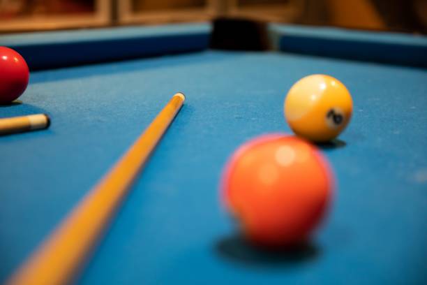 snookerspiel, billardtisch, billardtisch - pool game pool table aiming men stock-fotos und bilder