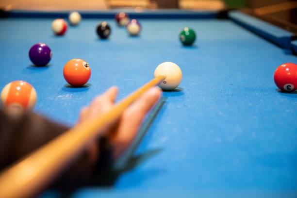 snookerspiel, billardtisch, billardtisch - pool game pool table aiming men stock-fotos und bilder